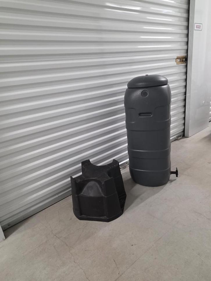 Regenton met ophoger - Gebruikt, Tuin en Terras, Regentonnen, Gebruikt, Kunststof, 150 liter of meer, Met kraantje, Ophalen