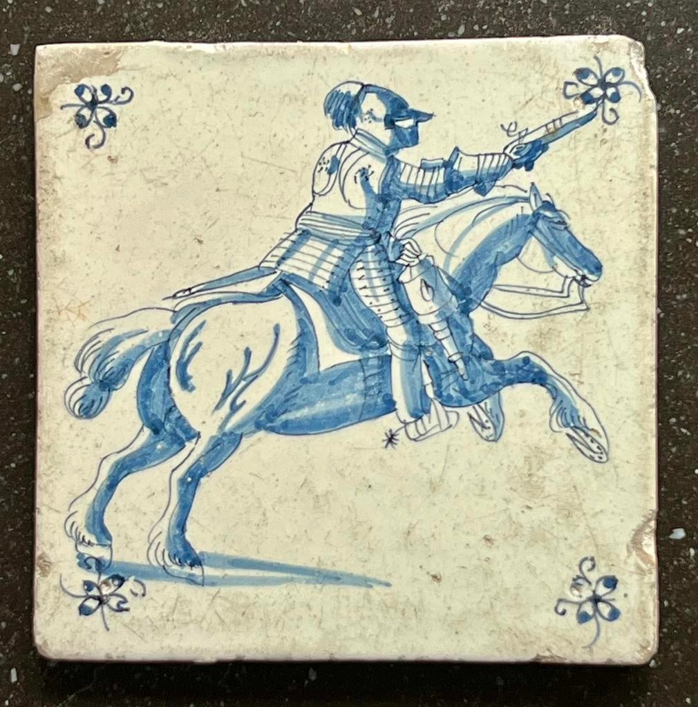 17e eeuwse tegel met ridder te paard. Delfts Blauw. Fraai!, Verzenden