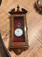 Antiek Zakhorloge met Paardengravure en Houten Vitrine, Sieraden, Tassen en Uiterlijk, Horloges | Antiek, Overige merken, Zakhorloge