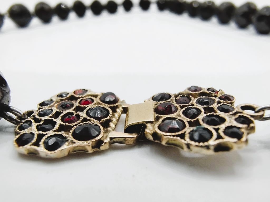 Antieke granaten ketting met gouden sluiting. 18e eeuws
