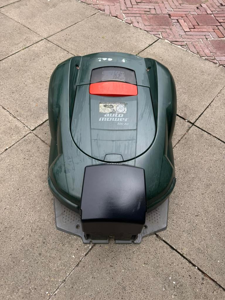 Husqvarna 220 AC Rechterachterwiel blokkeert, Tuin en Terras, Robotmaaiers, Ophalen, Gebruikt, 20 tot 25 cm