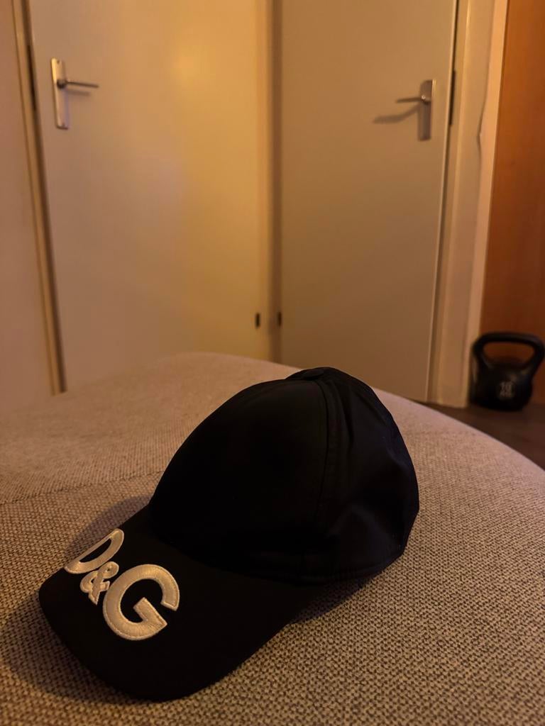 Dolce & Gabbana pet zwart met wit logo, Verzenden, Zo goed als nieuw, 58 of 59 cm (L, 7¼ of ⅜ inch), Pet