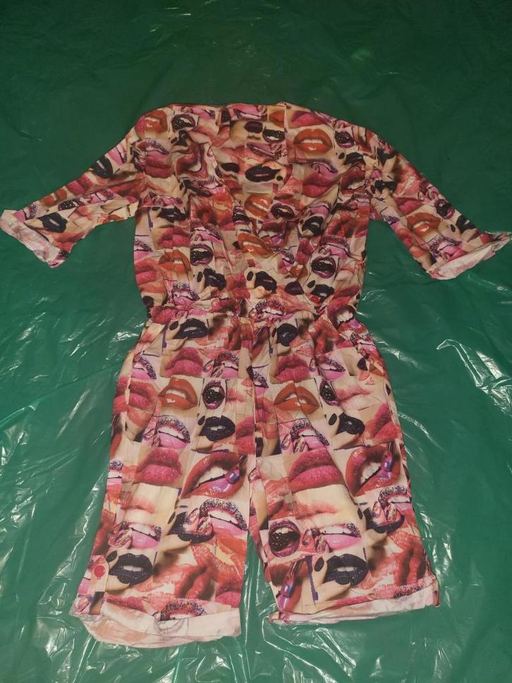 Zomerse Playsuit met Lippenprint - Maat M, Kleding | Dames, Jumpsuits, Gedragen, Maat 38/40 (M), Roze, Verzenden