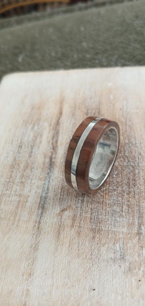 Zilveren ring ingelegd met hout - 18 mm omvang, 6 mm breed, 18 tot 19, Verzenden, Nieuw, Dame of Heer