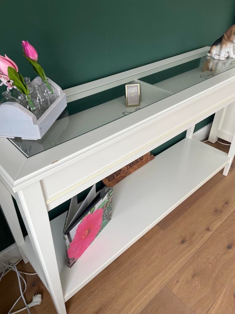 Witte sidetable met glazen blad en opbergruimte, Huis en Inrichting, Tafels | Sidetables, Gebruikt, 100 tot 150 cm, Ophalen of Verzenden