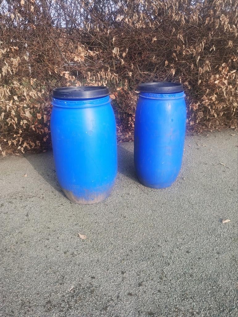 Blauwe regentonnen met deksel, Ophalen