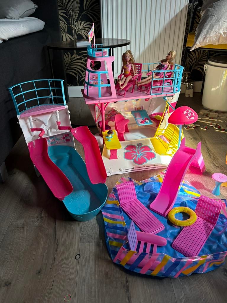 Barbie boot met barbies en extra”s, Kinderen en Baby's, Speelgoed | Poppen, Ophalen, Gebruikt, Barbie