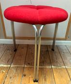 Vintage Tacke kruk stoel driepoot met rode stoffering, Huis en Inrichting, Ophalen, Zo goed als nieuw, Hout