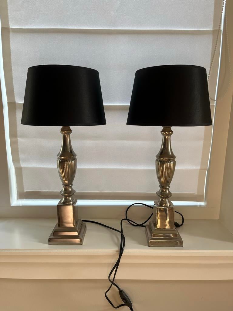 Set van 2 Zilverkleurige Lampenvoeten met Zwarte Kappen, Huis en Inrichting, Lampen | Tafellampen, Ophalen, Zo goed als nieuw