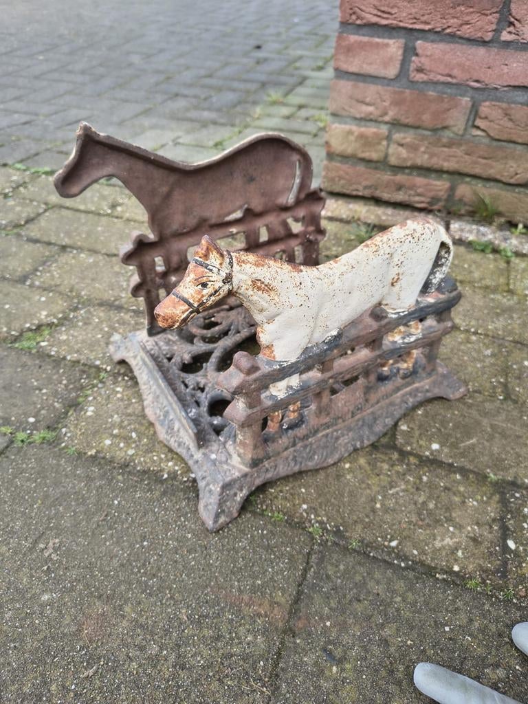 Gietijzeren laarzenveger met paardenmotief, Ophalen of Verzenden