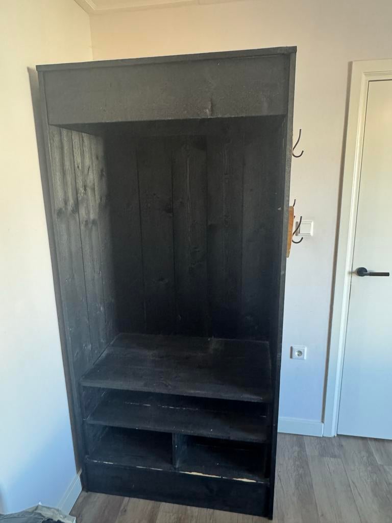 Gratis op te halen: Zwarte steigerhouten kleding kast, Huis en Inrichting, Kasten | Kledingkasten, Ophalen, Met plank(en), Gebruikt