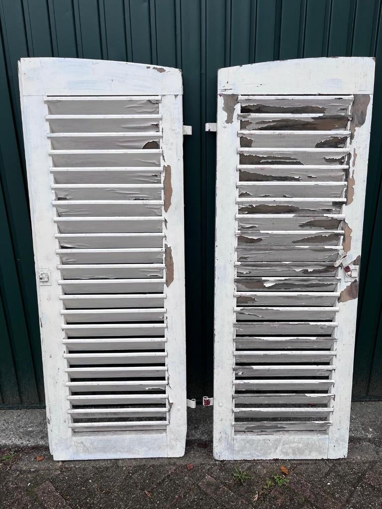 Brocante oude houten witte Louvre luiken, Ophalen, Gebruikt, Hout, 56 cm