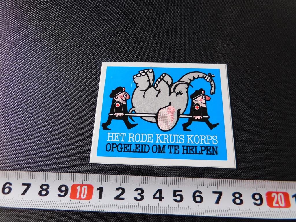 sticker Het rode kruis korps Opgeleid om te helpen, Verzamelen, Ophalen, Zo goed als nieuw
