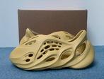 Yeezy Foam Runner Sulfur - Nieuw, Kleding | Dames, Schoenen, Ophalen of Verzenden, Nieuw, Beige, Slippers
