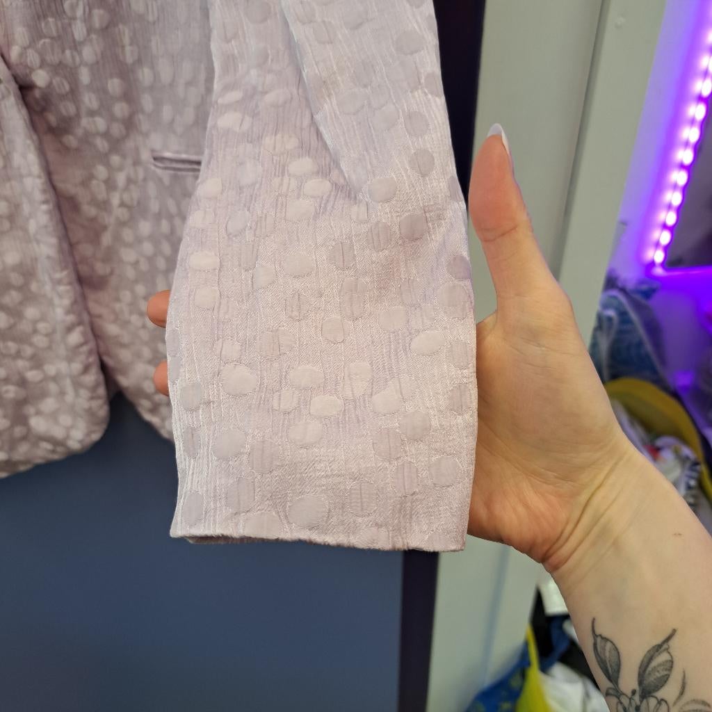 MNG (Mango) blazer in zacht lila met reliëf – maat M 48618, Kleding | Dames, Jasjes, Kostuums en Pakken, Maat 38/40 (M), Mango