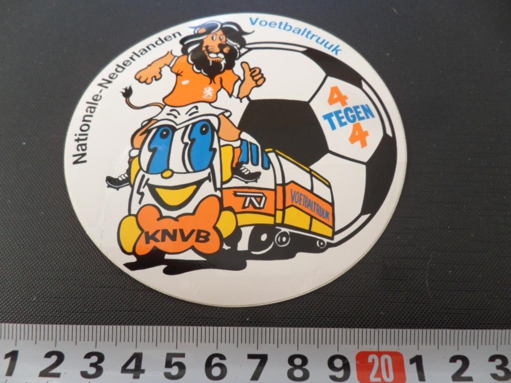 sticker KNVB voetbaltruuk truck strip leeuw 4 tegen 4, Verzamelen, Ophalen, Zo goed als nieuw