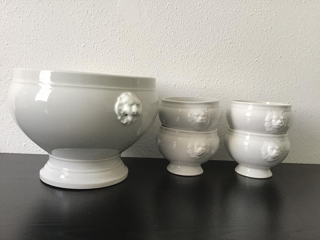 Soepterrine met leeuwenkopjes en erbij horende 4 kommen., Ophalen of Verzenden, Zo goed als nieuw, Overige stijlen, Kom(men)