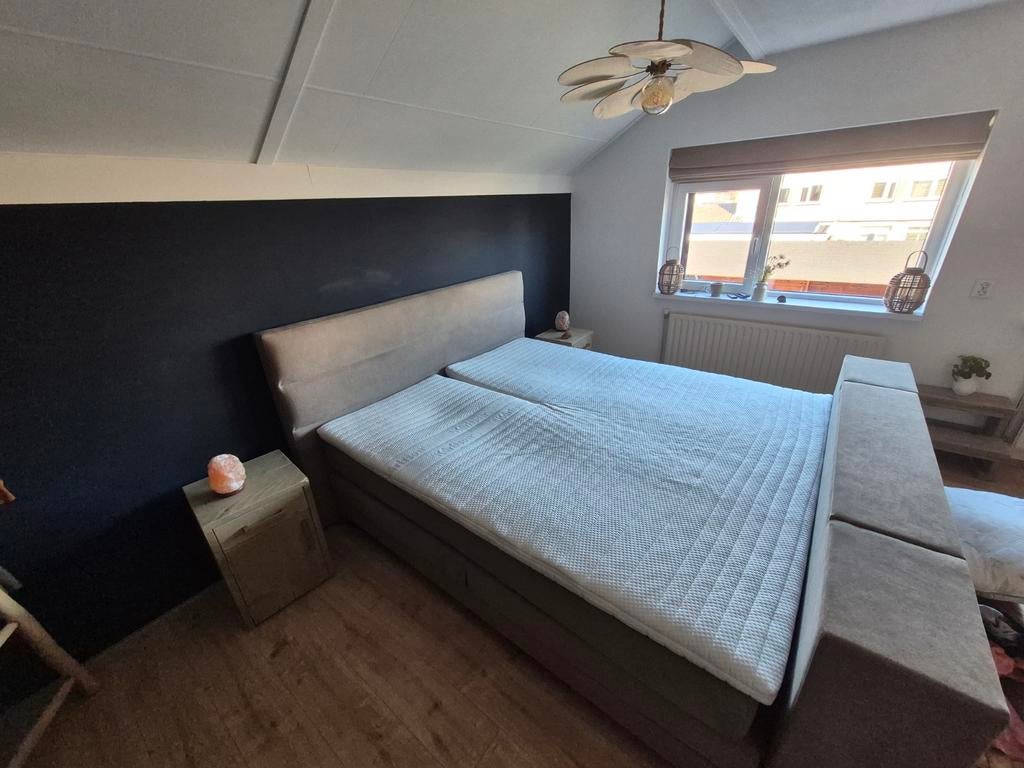 Karlsson elektrische boxspring 1.80m x 2.00m met Tv lift, Huis en Inrichting, Slaapkamer | Boxsprings, Ophalen, Tweepersoons, Zo goed als nieuw