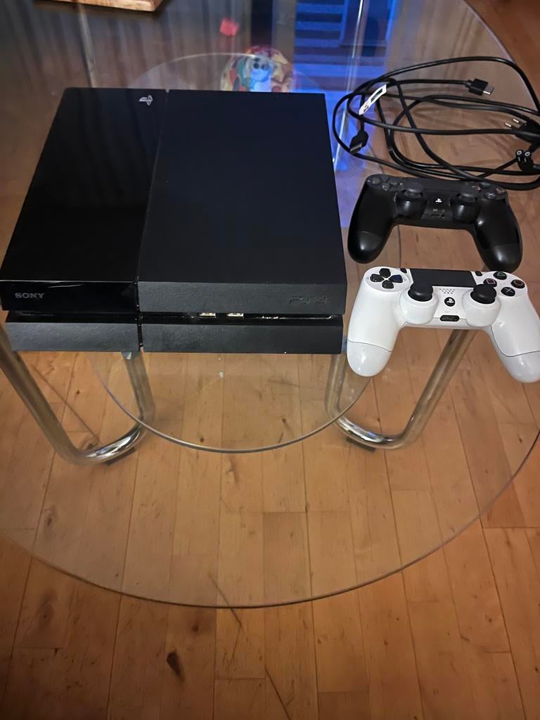 Ps4 met twee controllers, Ophalen, 500 GB, Met 2 controllers, Zo goed als nieuw