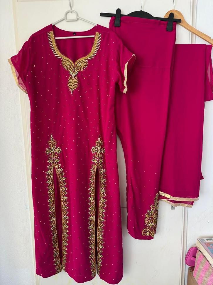 Fuchsia roze salwar anarkali met gouden bewerking maat 48, Kleding | Dames, Gelegenheidskleding, Nieuw, Overige typen, Maat 46/48 (XL) of groter