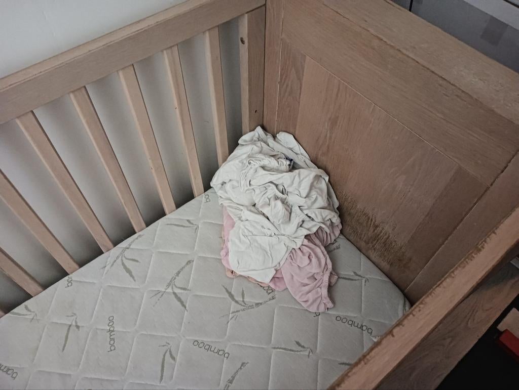 Gratis ledikant met matras (beschadigd), Ophalen of Verzenden, Gebruikt, Ledikant