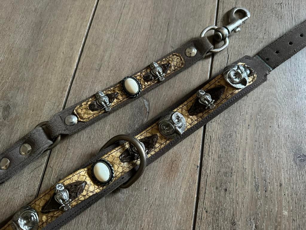 Lederen halsband + riem Voss-dog slangenleer met owl studs, Ophalen of Verzenden, Zo goed als nieuw