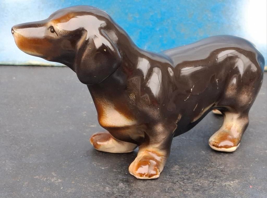 Teckel. Porselein.  Vintage.  15/7.5 cm., Ophalen, Zo goed als nieuw, Hond of Kat, Beeldje of Figuurtje