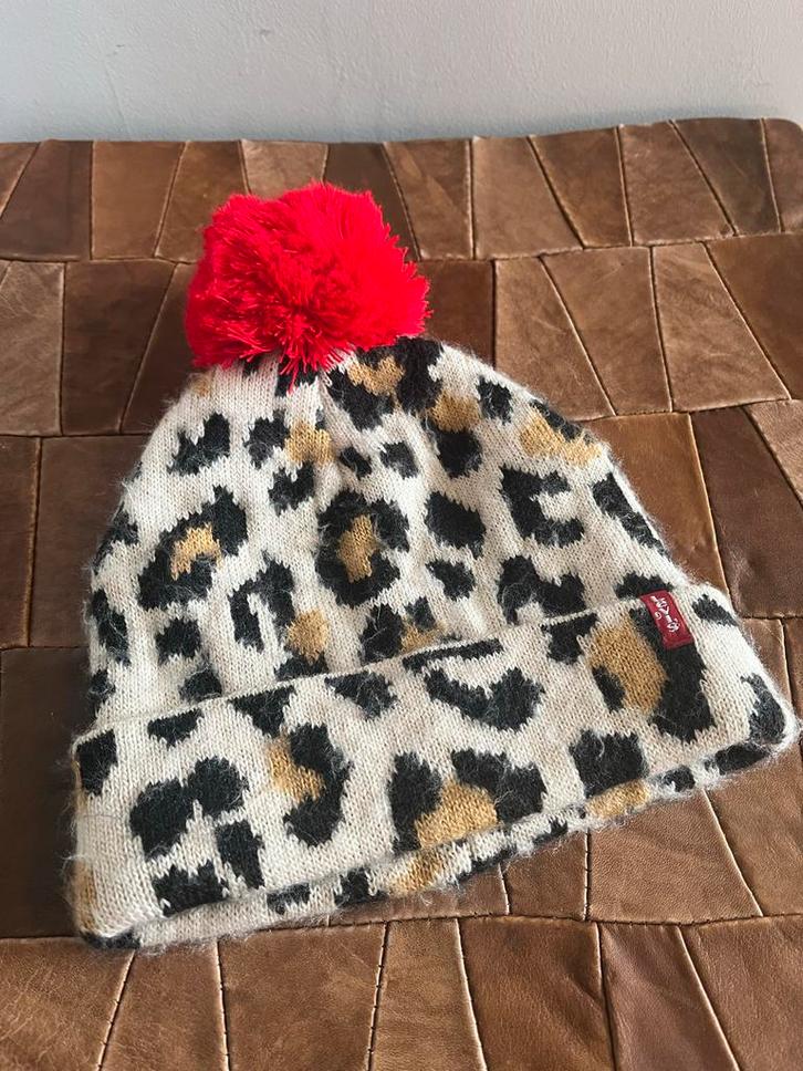 Levi's Leopard Muts met Rode Pompon, Kleding | Dames, Mutsen, Sjaals en Handschoenen, Zo goed als nieuw, Muts, Maat 38/40 (M)