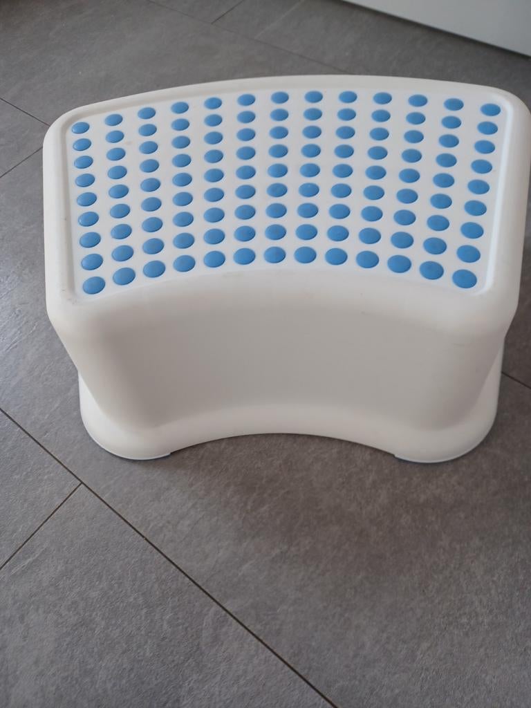 Wit opstapje met blauwe antislip noppen, Ophalen, Zo goed als nieuw