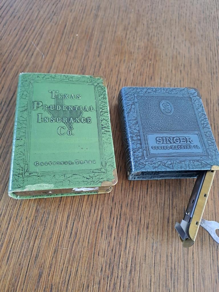 2 coin banks Singer en Texas insurance co., Antiek en Kunst, Curiosa en Brocante, Ophalen of Verzenden