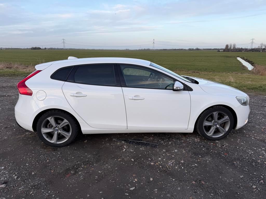 Volvo V40 1.6 T3 150PK 2012 Wit !!!NIEUWE APK!!!, Auto's, Volvo, Voorwielaandrijving, 1596 cc, 4 cilinders, Wit