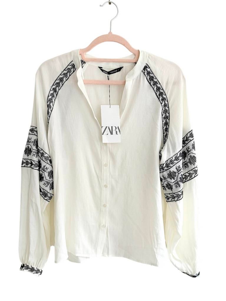 Witte blouse met borduursels Zara nieuw met label, Kleding | Dames, Blouses en Tunieken, Ophalen of Verzenden, Nieuw, Maat 36 (S)