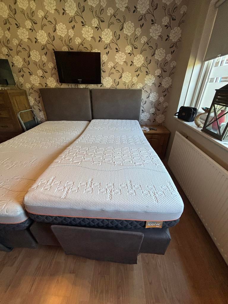 Comfortabel tweepersoonsbed met verstelbare matrassen, Huis en Inrichting, Slaapkamer | Bedden, Ophalen, Verstelbaar, Tweepersoons