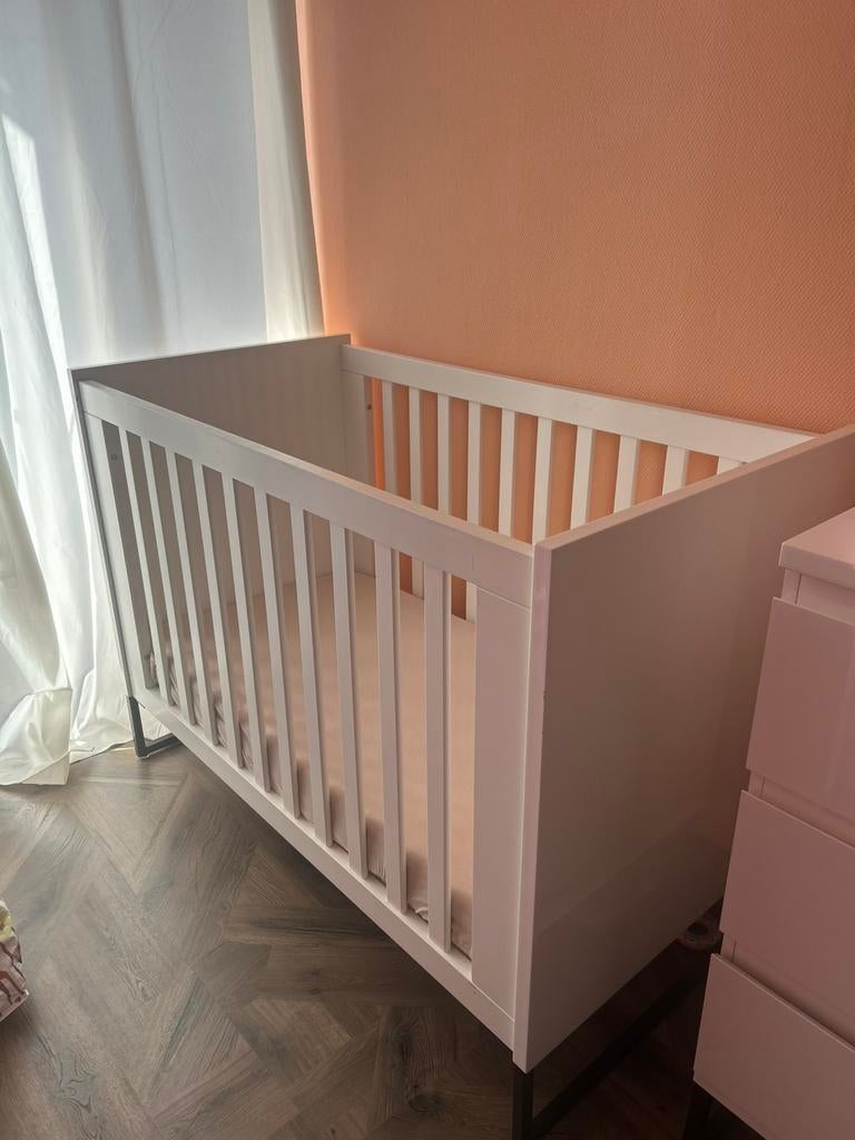 Interbaby Nottingham baby ledikant hoogglans wit z.g.a.n, Kinderen en Baby's, Kinderkamer | Complete kinderkamers, Ophalen, Zo goed als nieuw