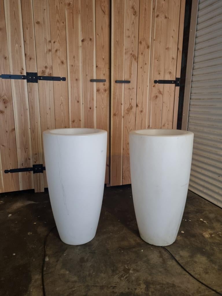 Twee witte kunststof lichtgevende bloempotten, Ophalen