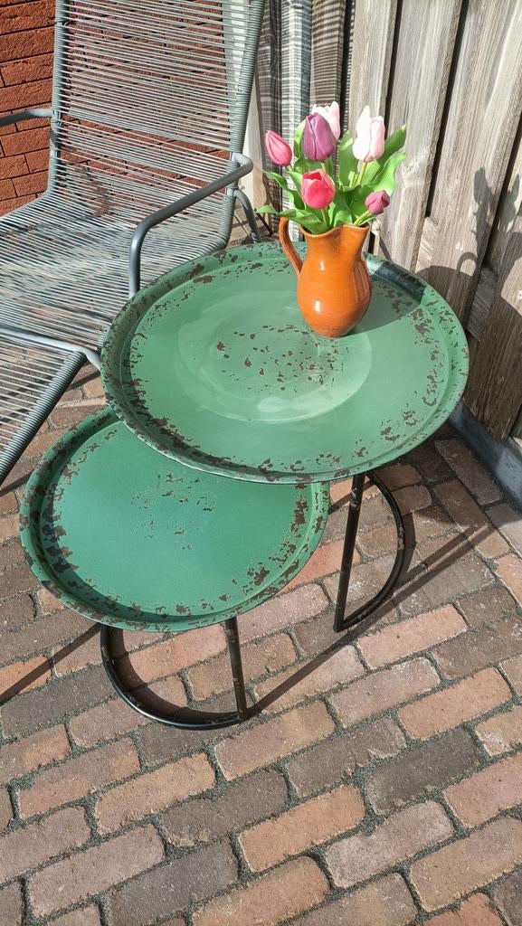 Twee groene bijzettafeltjes, vintage look, Ophalen