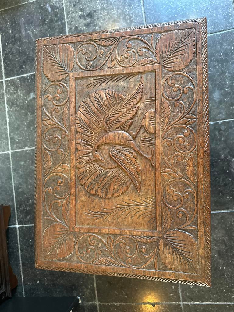Unieke Afrikaanse Bijzettafel met Handgesneden Motieven, Minder dan 55 cm, Gebruikt, Vierkant, Hout