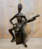 MAN MET GITAAR / GITARIST/ bronzen beeld