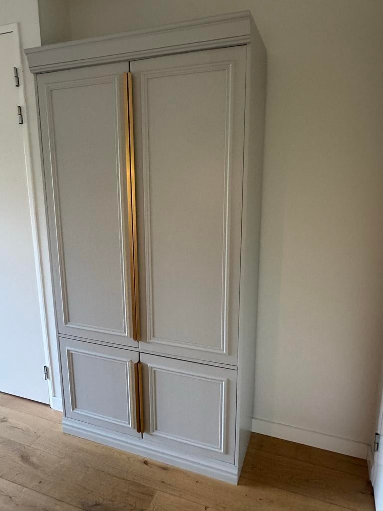 Massief grenen kast van WOOOD met sierlijsten, Ophalen, Gebruikt, 100 tot 150 cm, 200 cm of meer