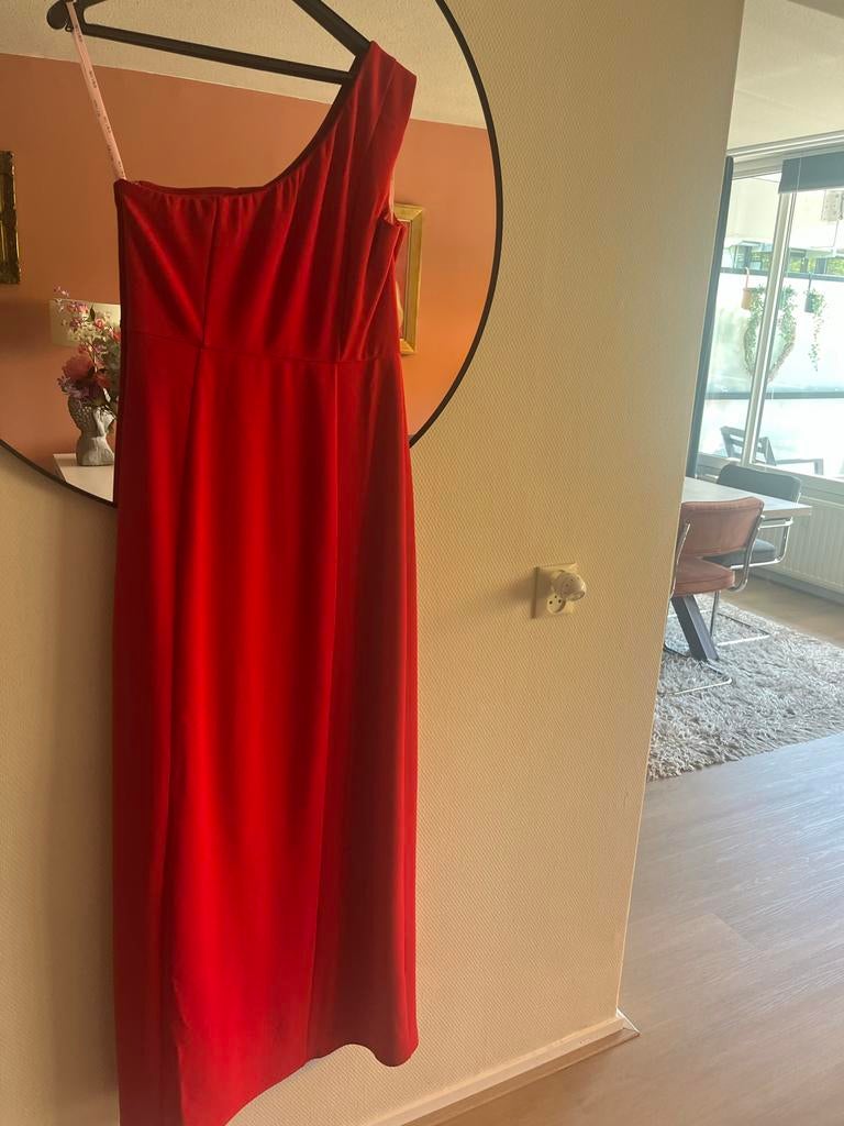 BWLDR Rode Galajurk met One-Shoulder en Ruches mt 42, Kleding | Dames, Gelegenheidskleding, Zo goed als nieuw, Ophalen of Verzenden