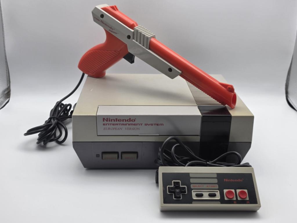 Nintendo NES met Zapper en 1 controller, Spelcomputers en Games, Spelcomputers | Nintendo NES, Nintendo, Verzenden, Zo goed als nieuw