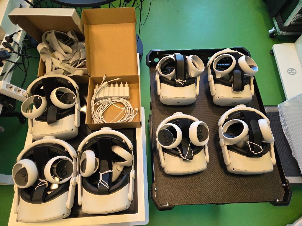 7 stuks Meta Quest 2 met luxe headstrap, Spelcomputers en Games, Virtual Reality, Zo goed als nieuw, Overige platformen, VR-bril