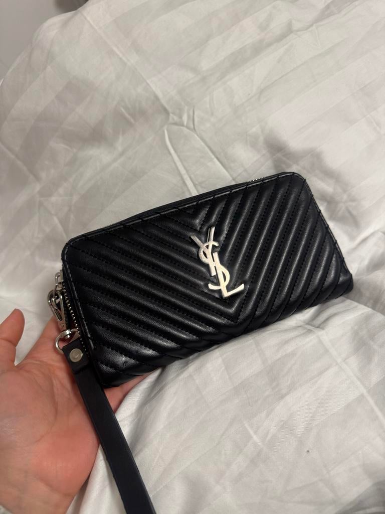 Stijlvolle YSL Clutch - Zwart met zilveren logo, Overige merken, Zwart, Ophalen of Verzenden, Zo goed als nieuw