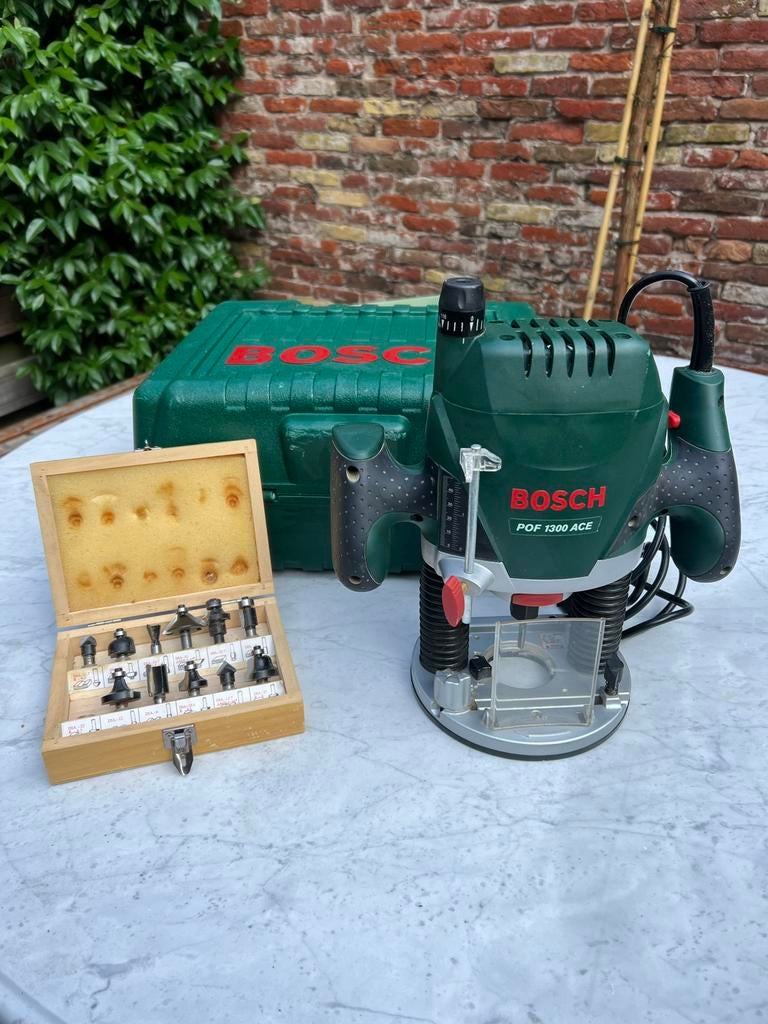 Bosch Bovenfrees POF 1300 ACE met frezenset - Z.G.A.N., Ophalen of Verzenden, Zo goed als nieuw, Elektrisch, Bovenfrees