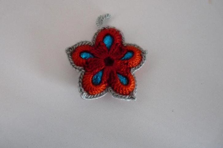 Nieuw gehaakte hanger bloem (grijs) met eitjes, Diversen, Pasen, Nieuw, Ophalen of Verzenden