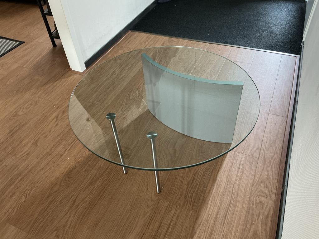 Nette glazen salontafel met plateau, rond (80x40 cm), Huis en Inrichting, Tafels | Salontafels, Ophalen, Gebruikt, Rond, 50 tot 100 cm