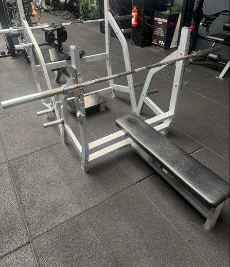 Hammer Strength benchpress met schijvenopslag