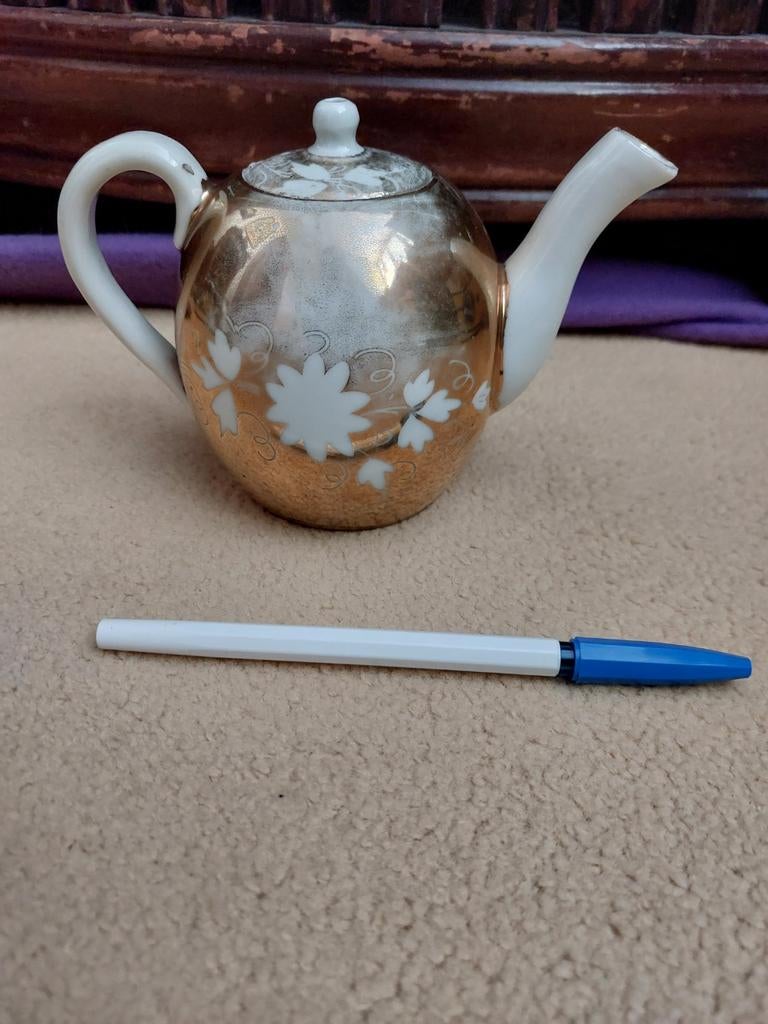 Oude theepot, wit/goudkleurig., Antiek en Kunst, Antiek | Servies los, Ophalen of Verzenden