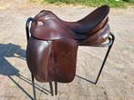 Bruin KN dressuurzadel 18inch met opliggende wrongen, Dieren en Toebehoren, Ophalen of Verzenden, Gebruikt, Dressuur