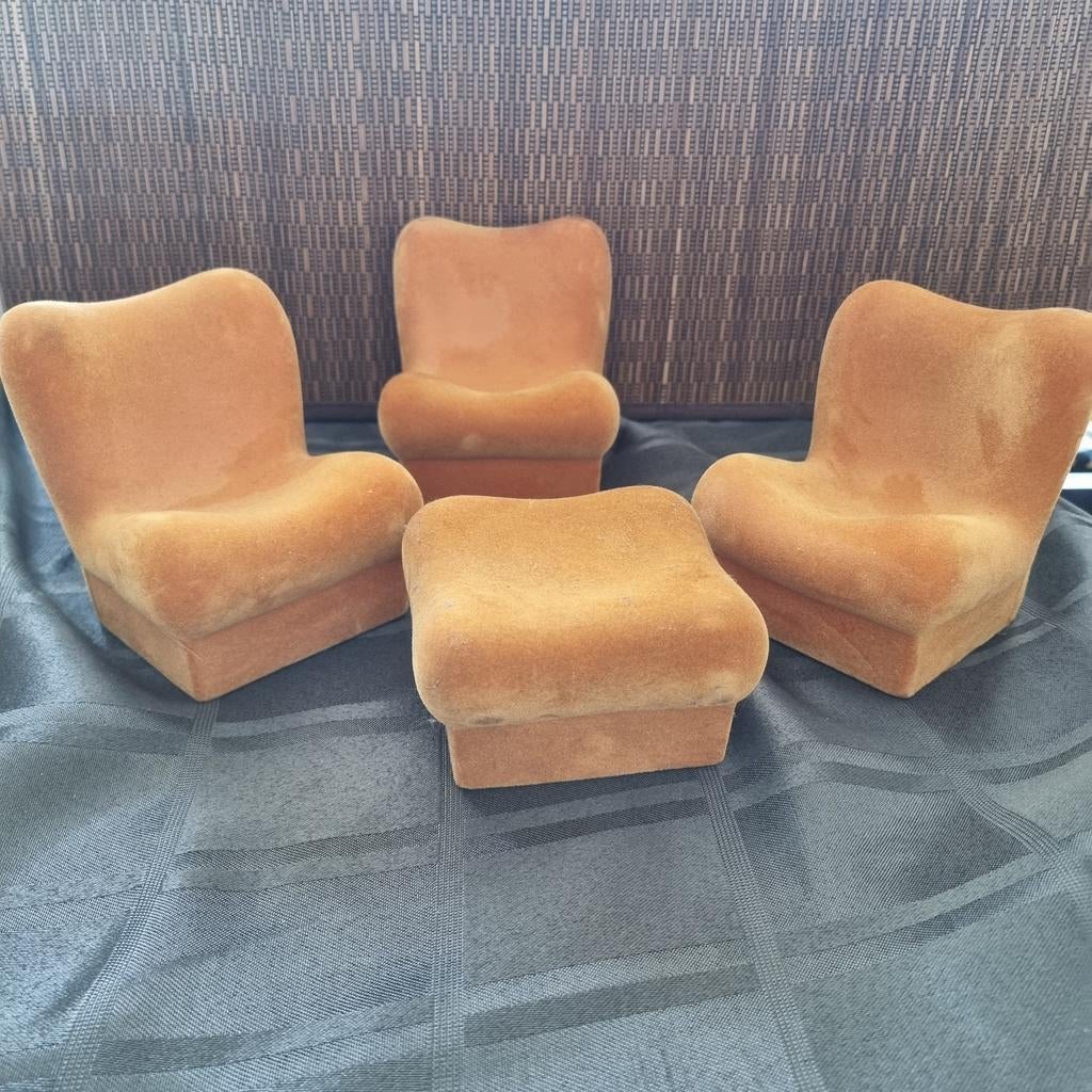Furga poppenmeubels, 3 stoelen en 1 poef miniatuur fauteuils, Ophalen of Verzenden, Zo goed als nieuw, Overige typen